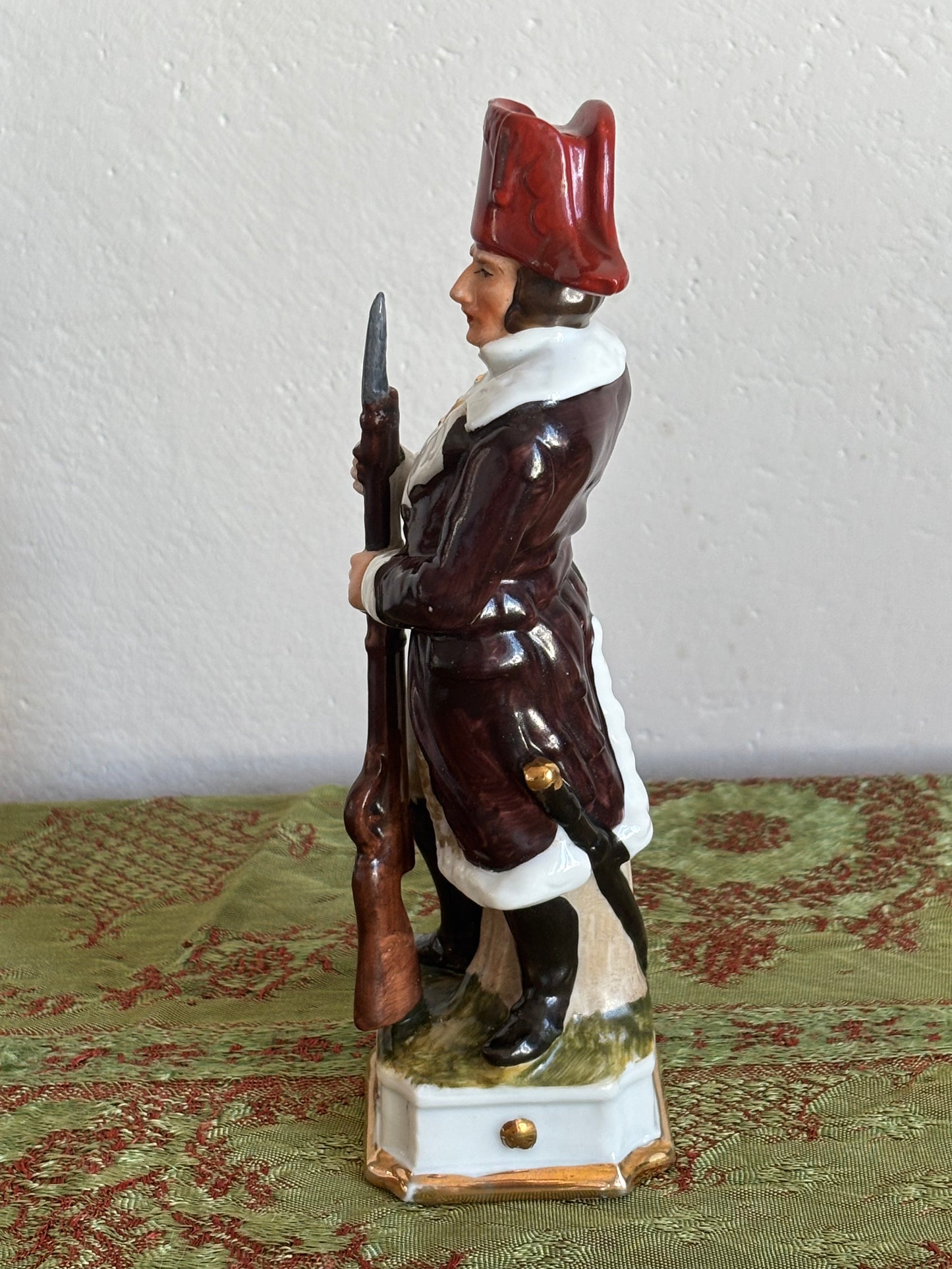 Soldato in ceramica stile napoleonico con fucile e baionetta – imitazione Capodimonte