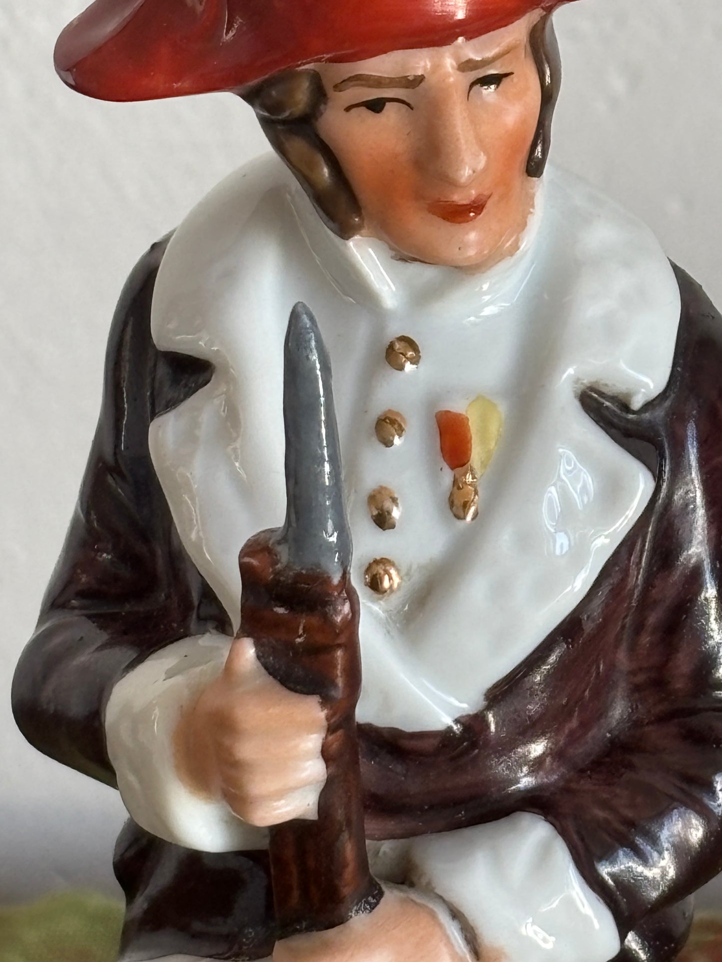 Soldato in ceramica stile napoleonico con fucile e baionetta – imitazione Capodimonte