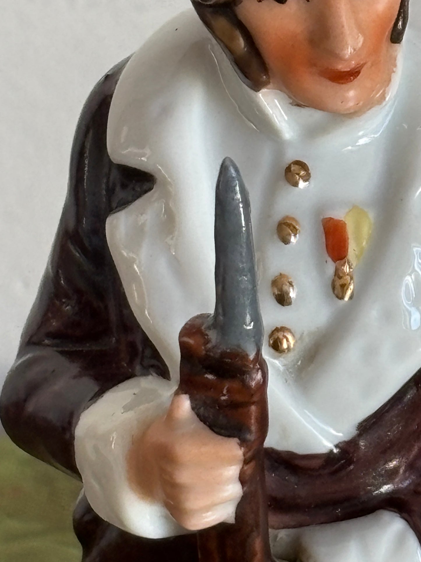 Soldato in ceramica stile napoleonico con fucile e baionetta – imitazione Capodimonte