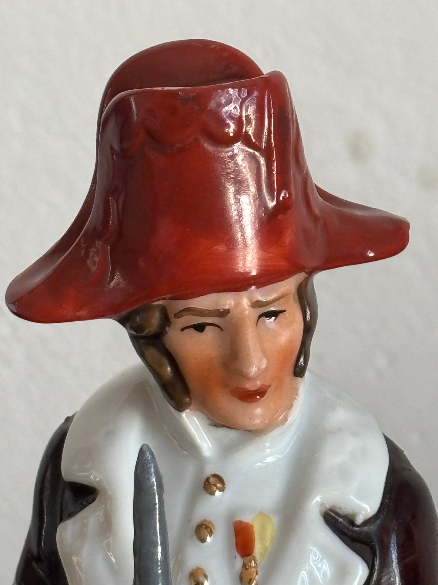 Soldato in ceramica stile napoleonico con fucile e baionetta – imitazione Capodimonte
