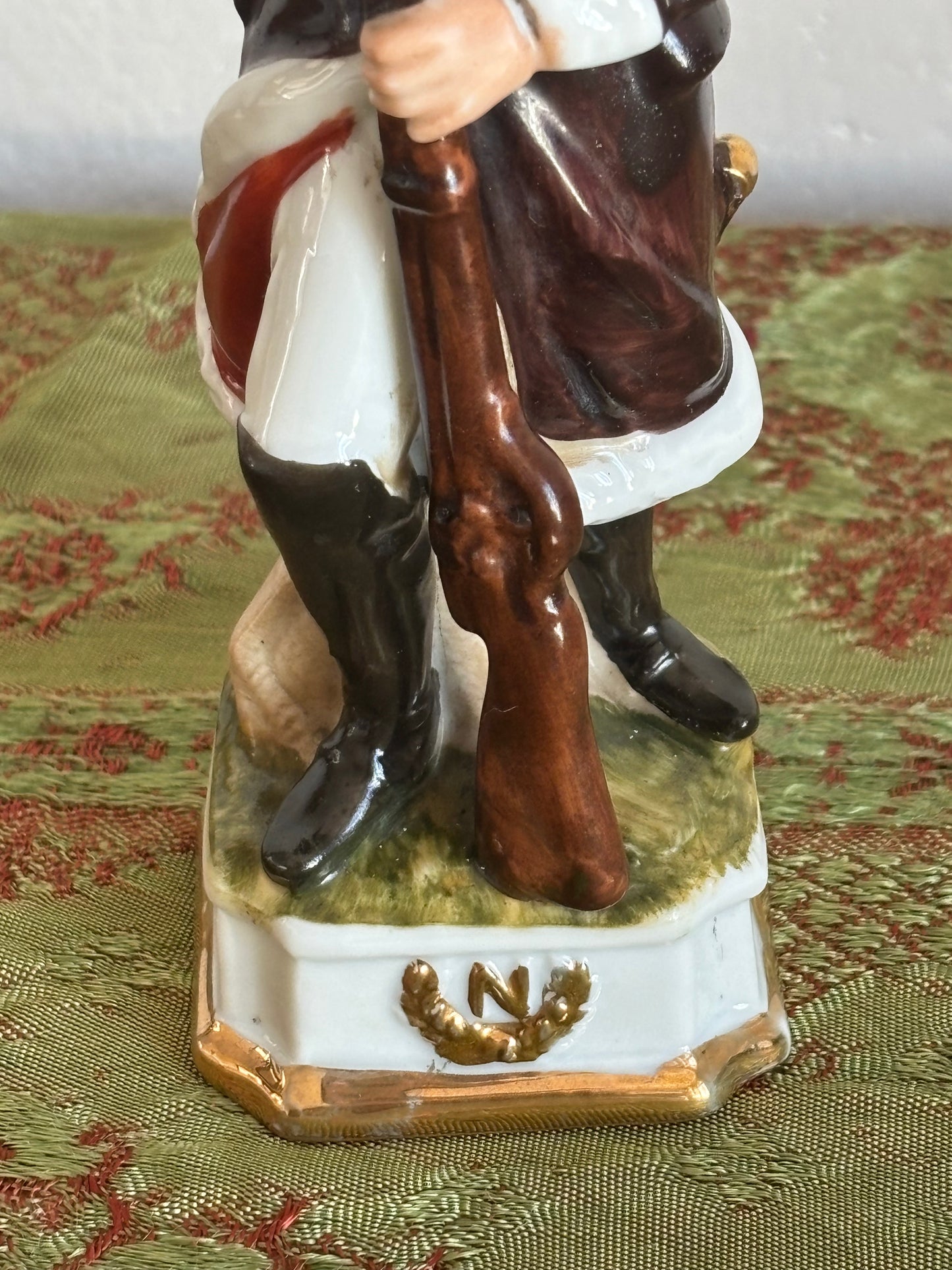 Soldato in ceramica stile napoleonico con fucile e baionetta – imitazione Capodimonte