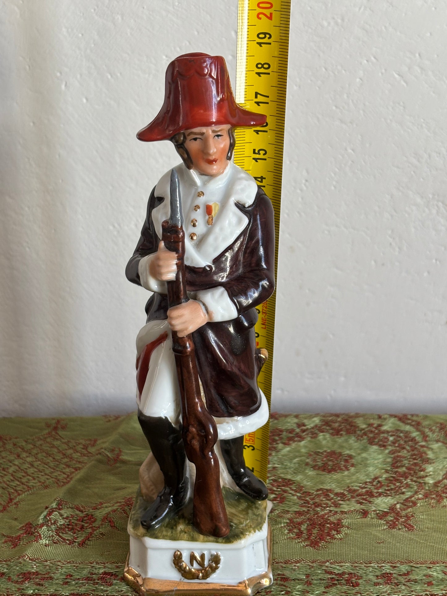 Soldato in ceramica stile napoleonico con fucile e baionetta – imitazione Capodimonte