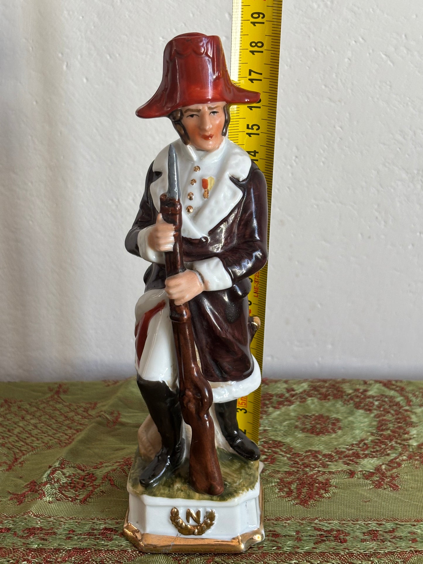 Soldato in ceramica stile napoleonico con fucile e baionetta – imitazione Capodimonte