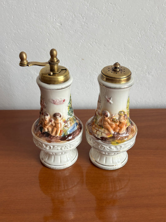 Set Sale e Pepe in Ceramica Stile Capodimonte con Decorazioni a Rilievo
