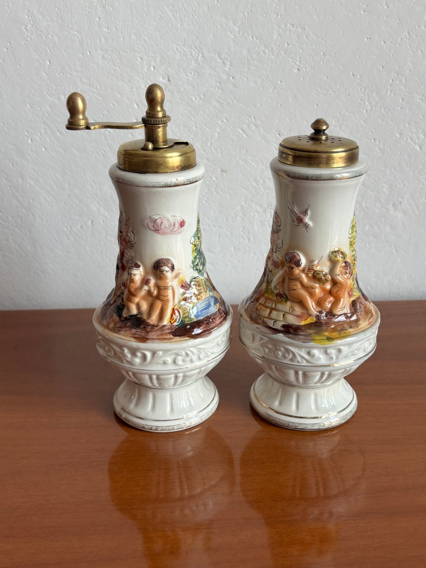 Set Sale e Pepe in Ceramica Stile Capodimonte con Decorazioni a Rilievo
