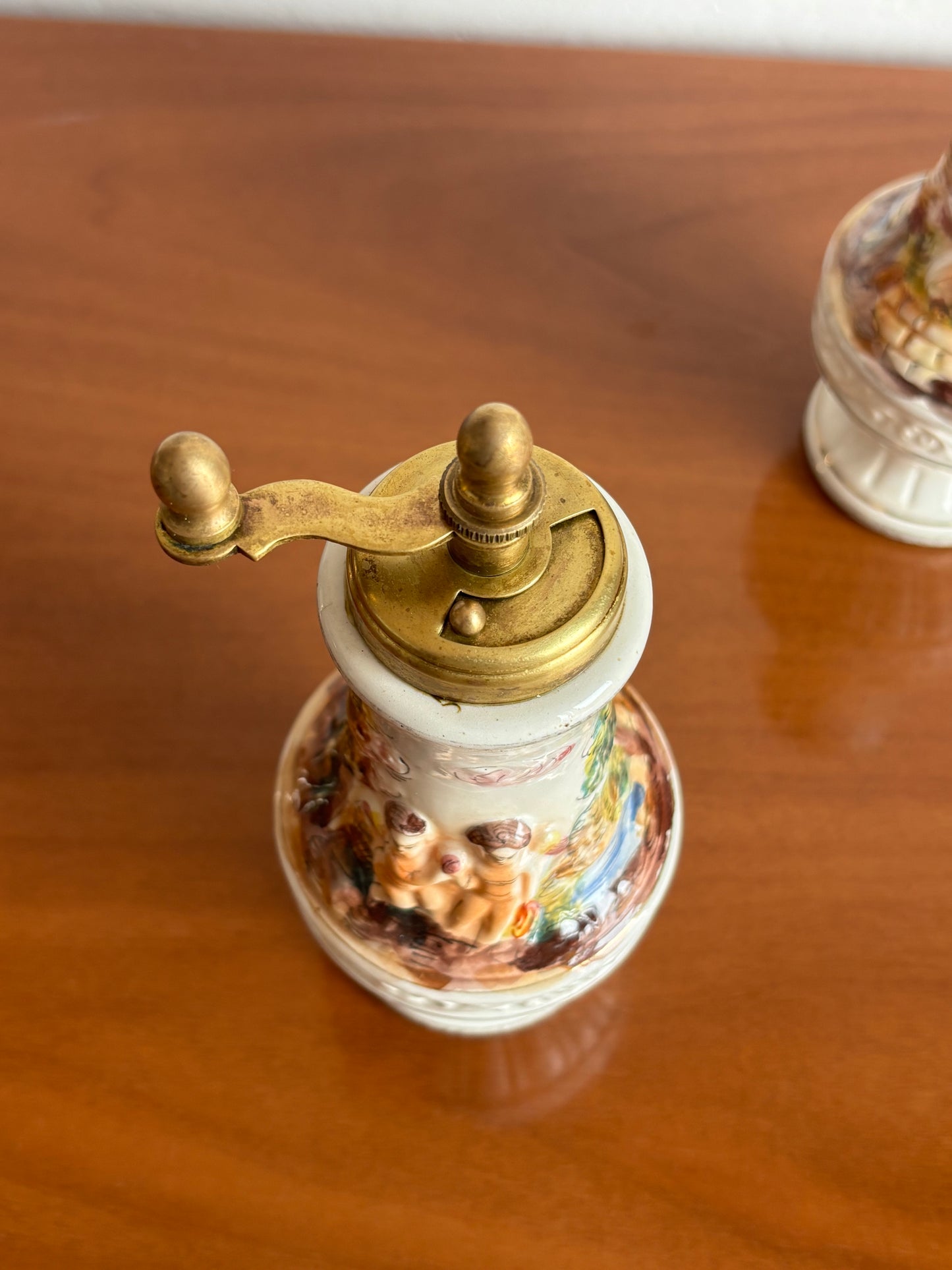 Set Sale e Pepe in Ceramica Stile Capodimonte con Decorazioni a Rilievo
