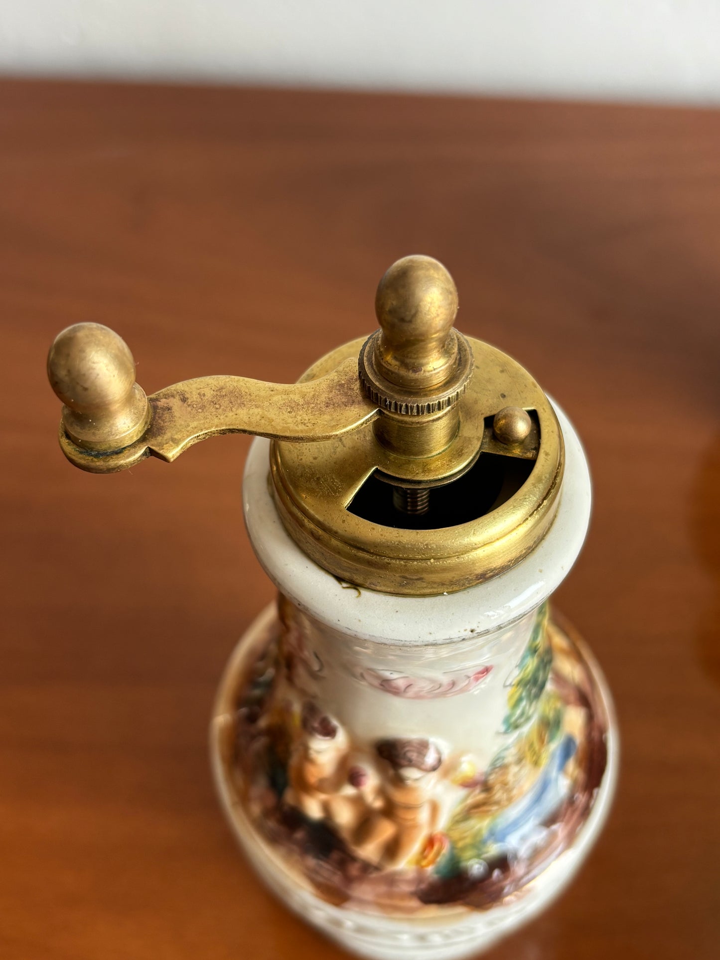Set Sale e Pepe in Ceramica Stile Capodimonte con Decorazioni a Rilievo