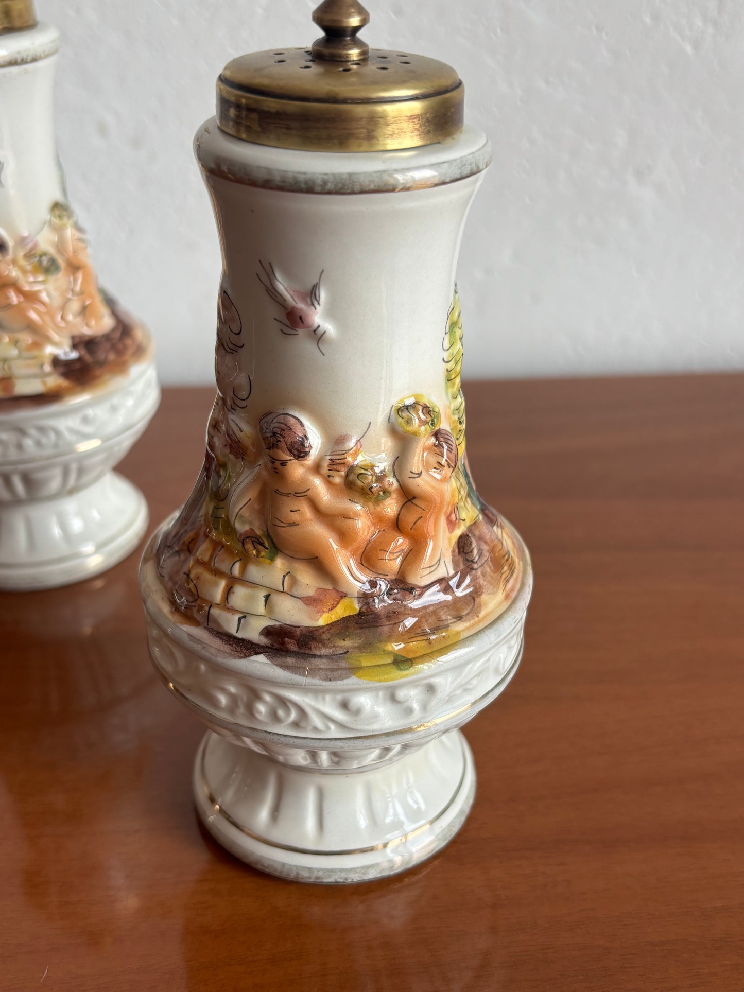 Set Sale e Pepe in Ceramica Stile Capodimonte con Decorazioni a Rilievo