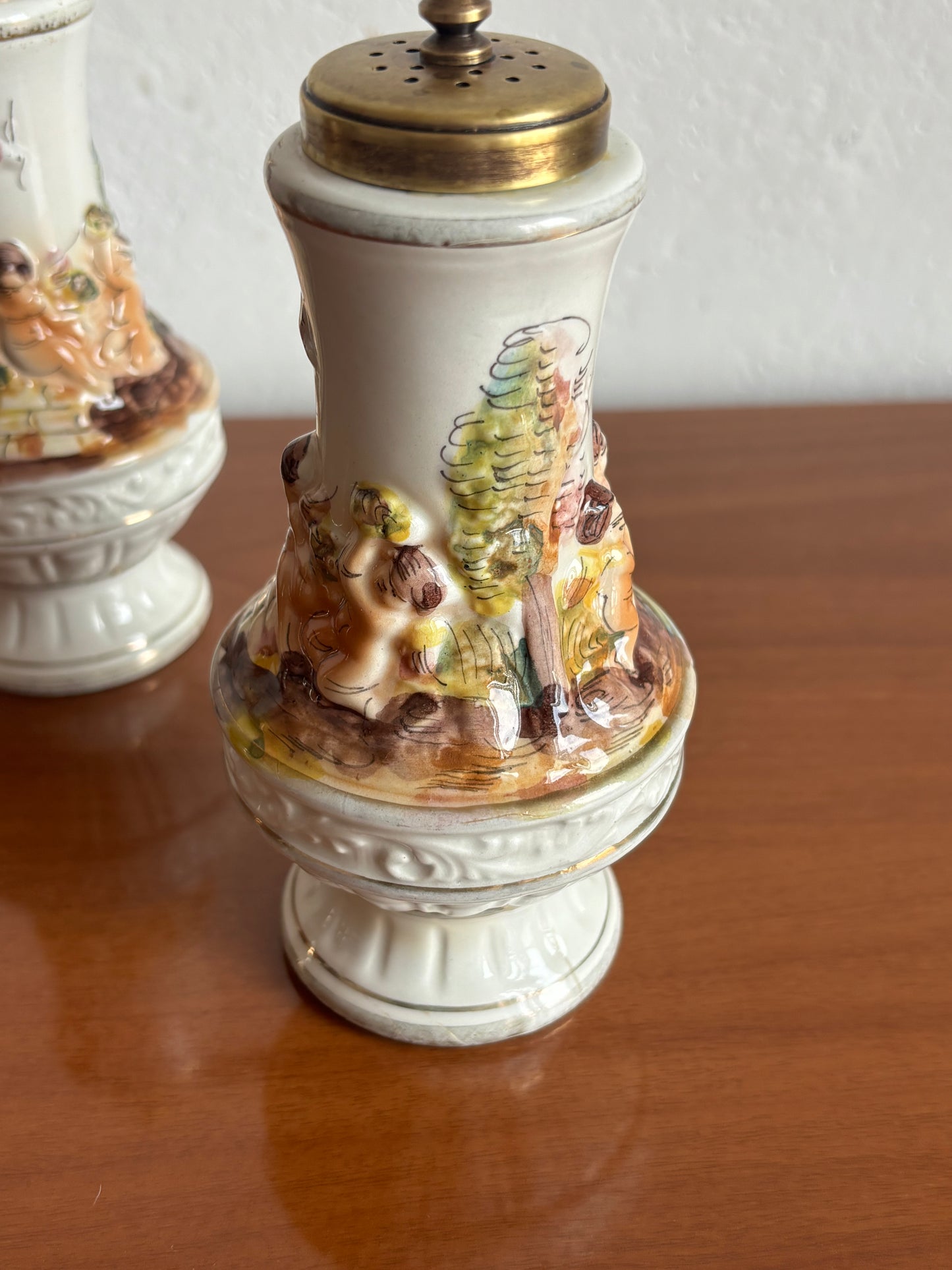 Set Sale e Pepe in Ceramica Stile Capodimonte con Decorazioni a Rilievo