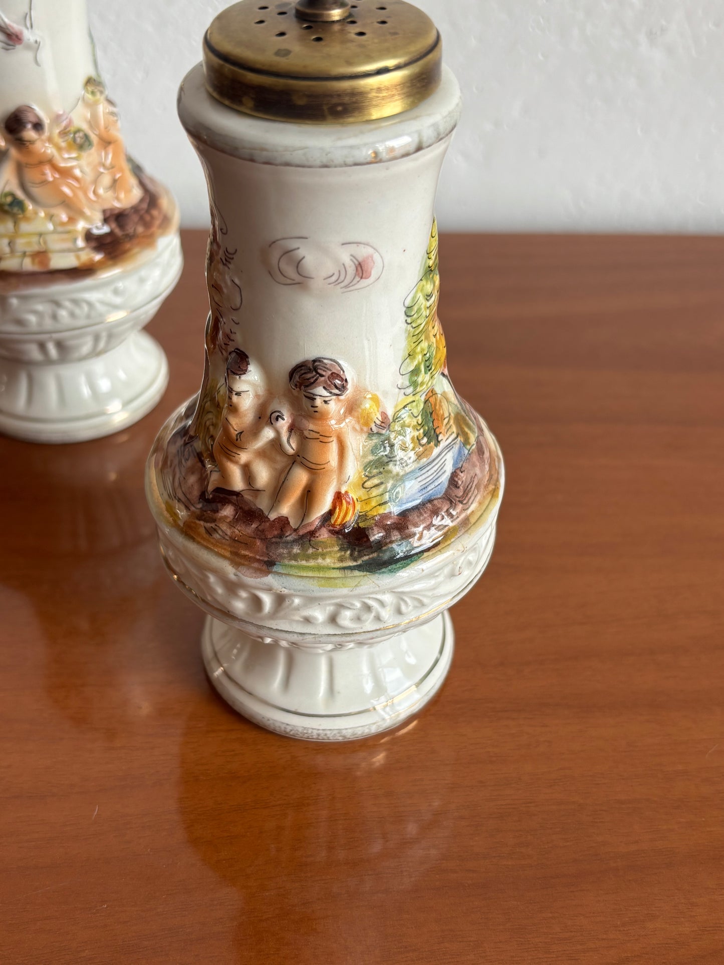 Set Sale e Pepe in Ceramica Stile Capodimonte con Decorazioni a Rilievo