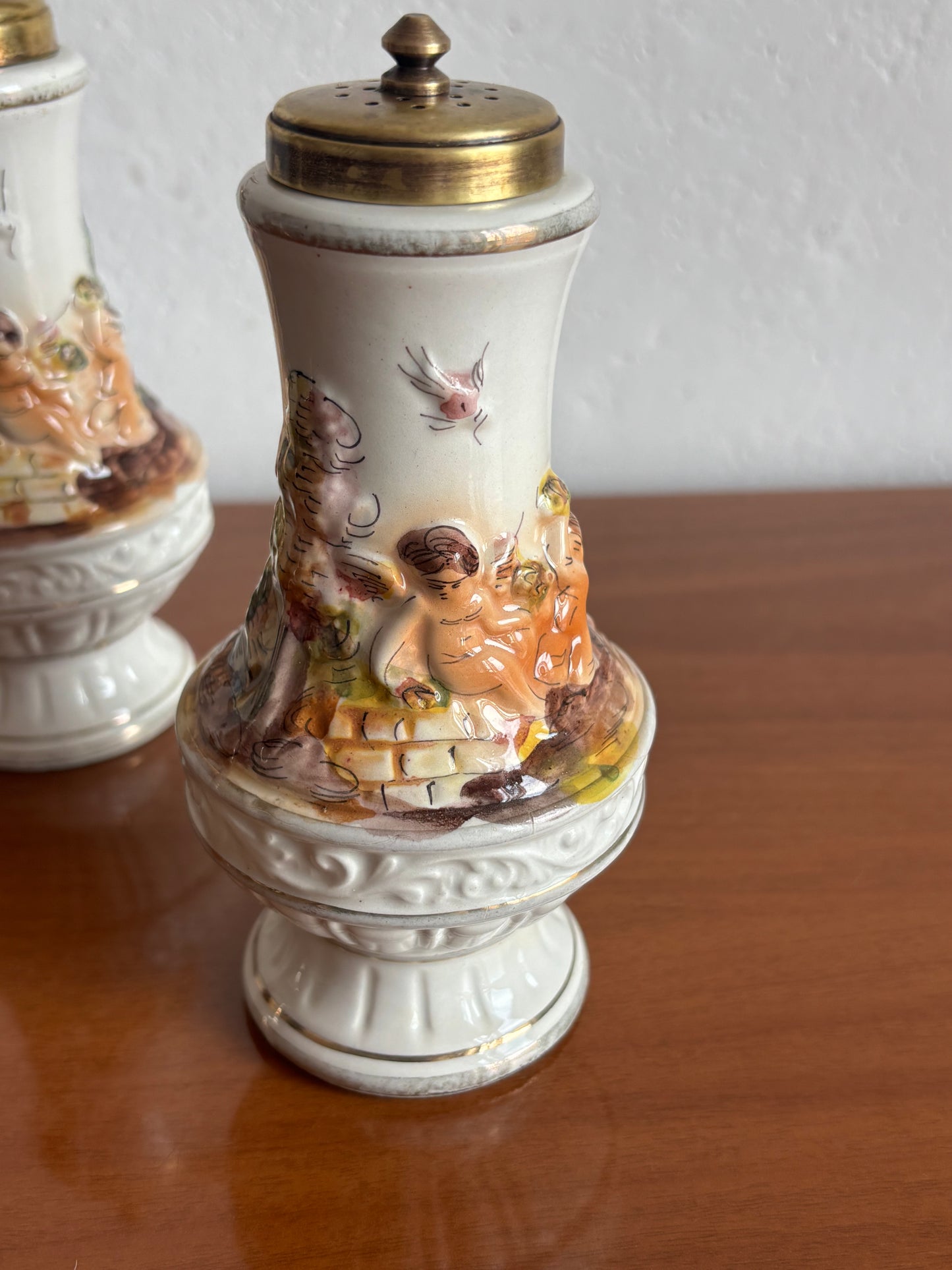 Set Sale e Pepe in Ceramica Stile Capodimonte con Decorazioni a Rilievo