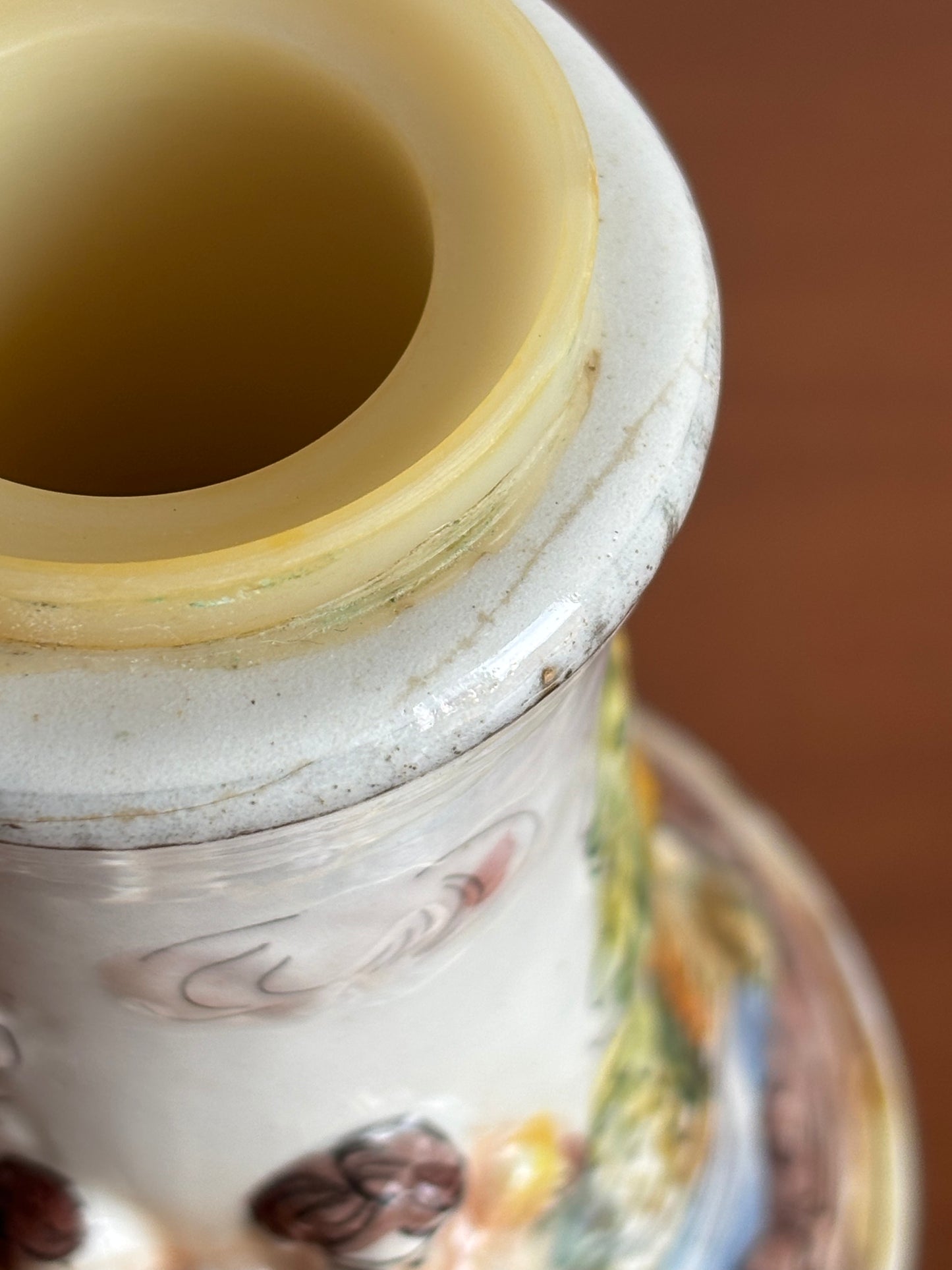 Set Sale e Pepe in Ceramica Stile Capodimonte con Decorazioni a Rilievo