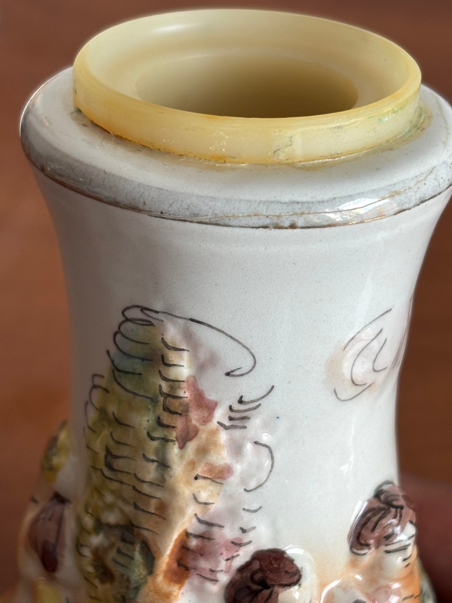 Set Sale e Pepe in Ceramica Stile Capodimonte con Decorazioni a Rilievo