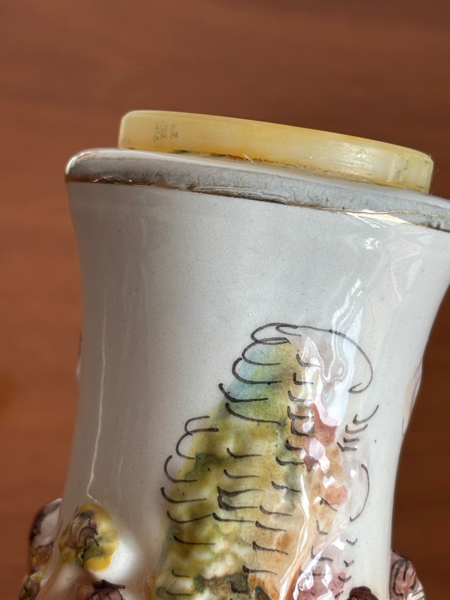 Set Sale e Pepe in Ceramica Stile Capodimonte con Decorazioni a Rilievo