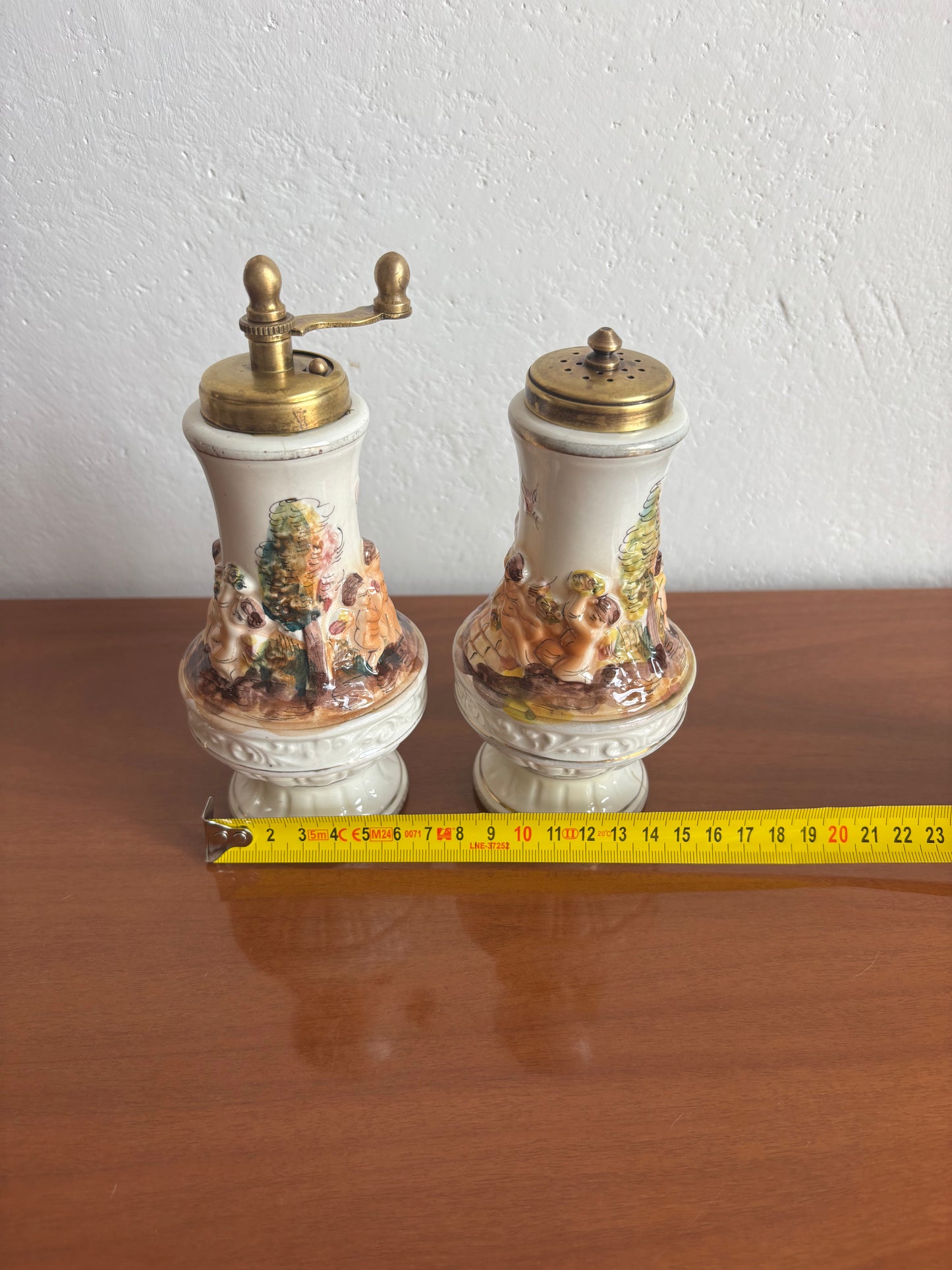 Set Sale e Pepe in Ceramica Stile Capodimonte con Decorazioni a Rilievo