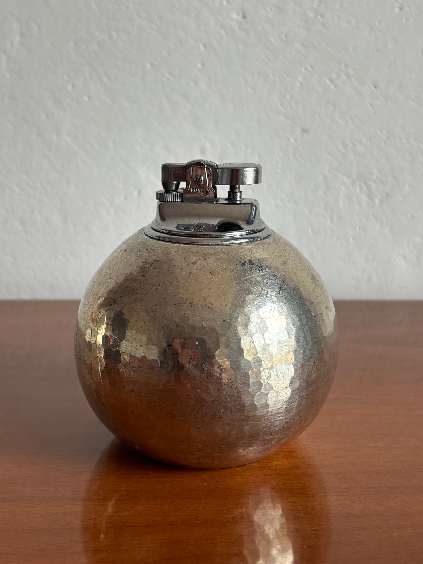 Accendino Space Age in Metallo Martellato – Modernariato Italiano Anni ’70 (Atelier des Orfèvres)