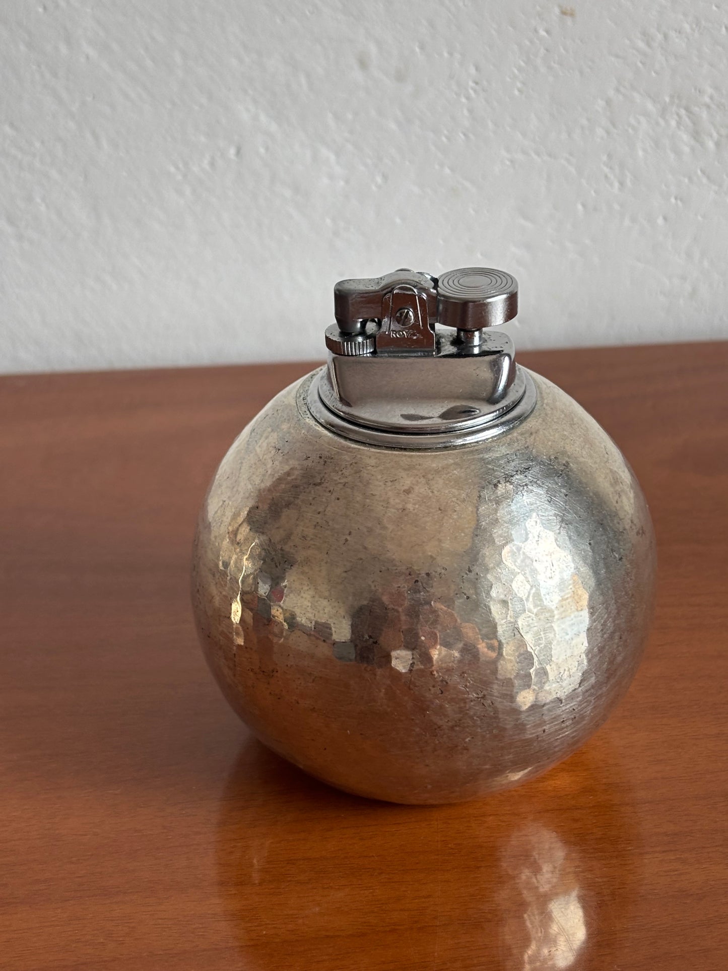 Accendino Space Age in Metallo Martellato – Modernariato Italiano Anni ’70 (Atelier des Orfèvres)