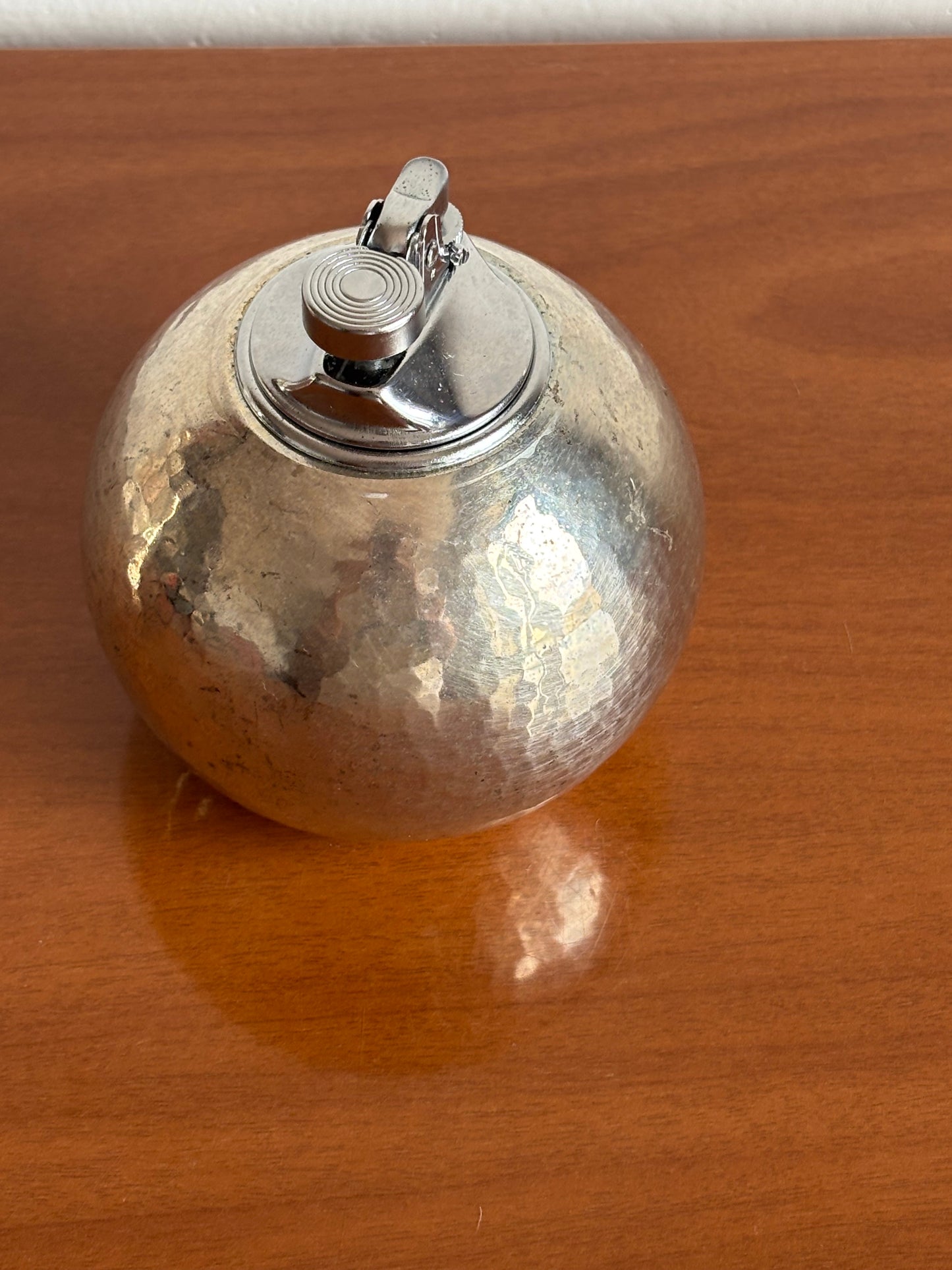 Accendino Space Age in Metallo Martellato – Modernariato Italiano Anni ’70 (Atelier des Orfèvres)