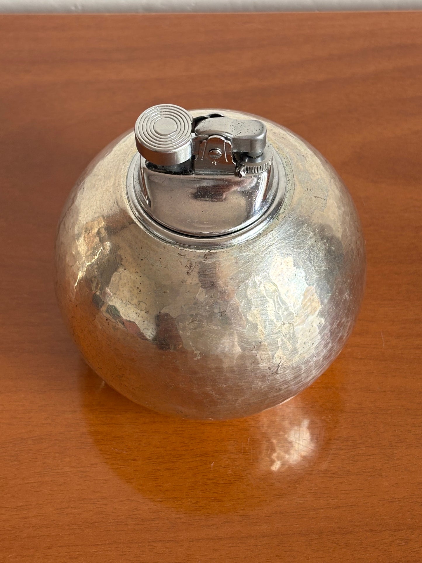 Accendino Space Age in Metallo Martellato – Modernariato Italiano Anni ’70 (Atelier des Orfèvres)