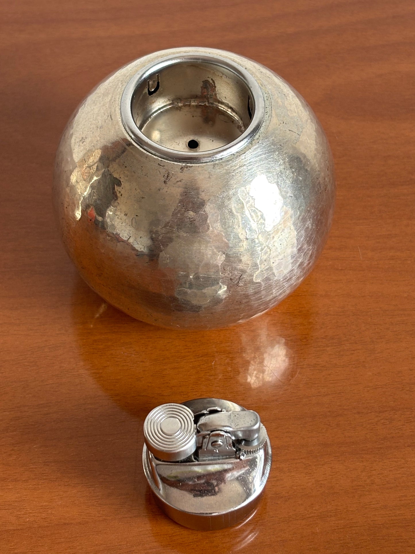 Accendino Space Age in Metallo Martellato – Modernariato Italiano Anni ’70 (Atelier des Orfèvres)