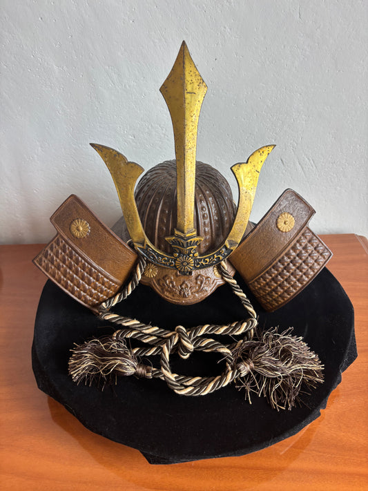 Miniatura di Elmo Kabuto in Ferro Fuso – Decorazione Samurai Tradizionale