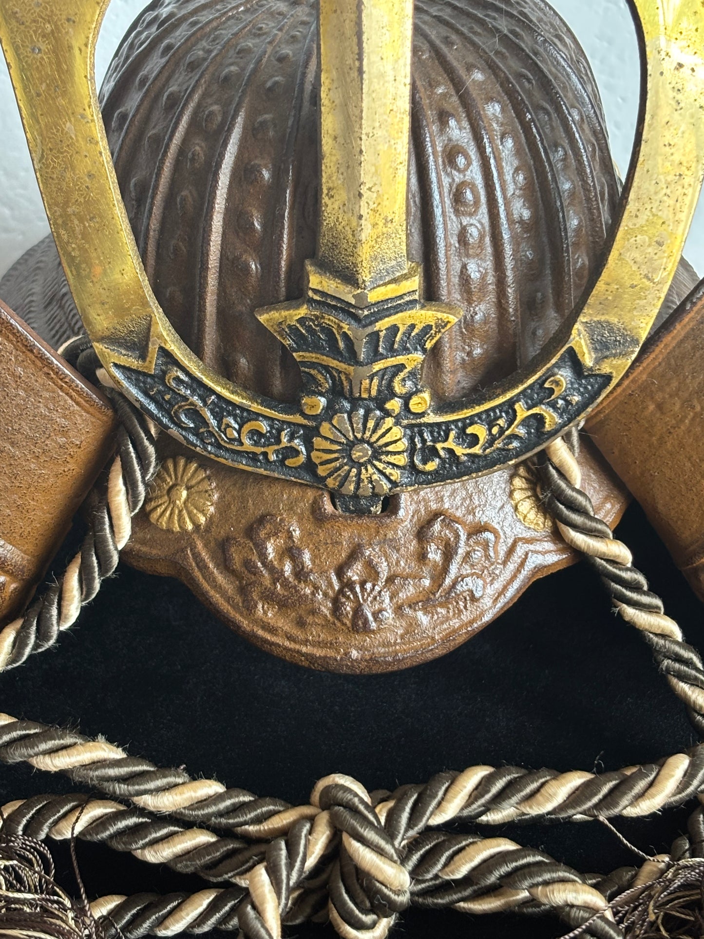 Miniatura di Elmo Kabuto in Ferro Fuso – Decorazione Samurai Tradizionale