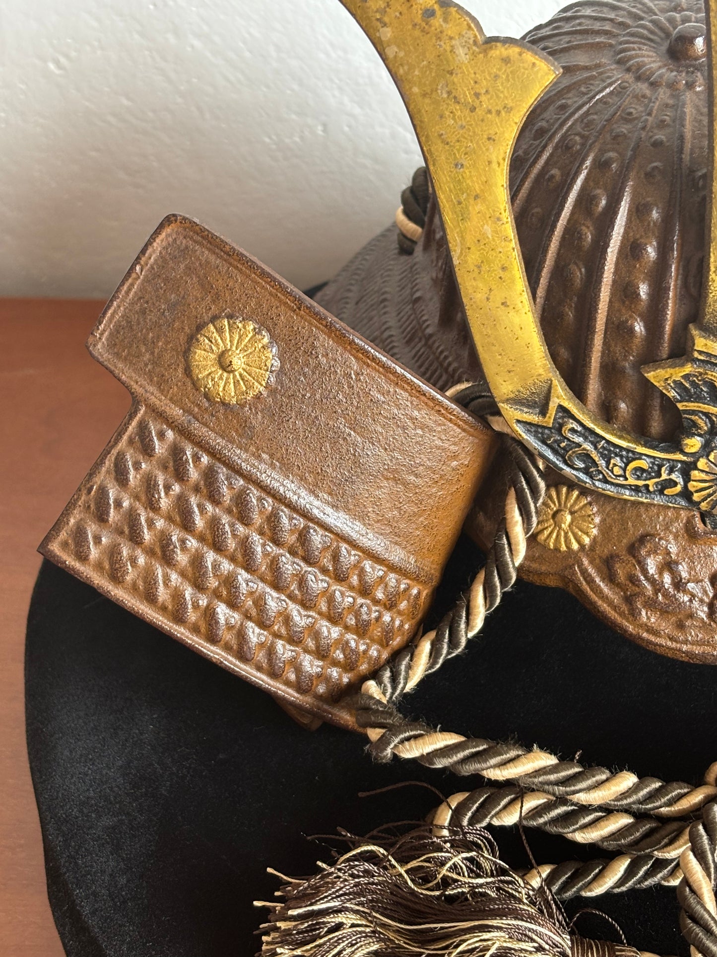 Miniatura di Elmo Kabuto in Ferro Fuso – Decorazione Samurai Tradizionale