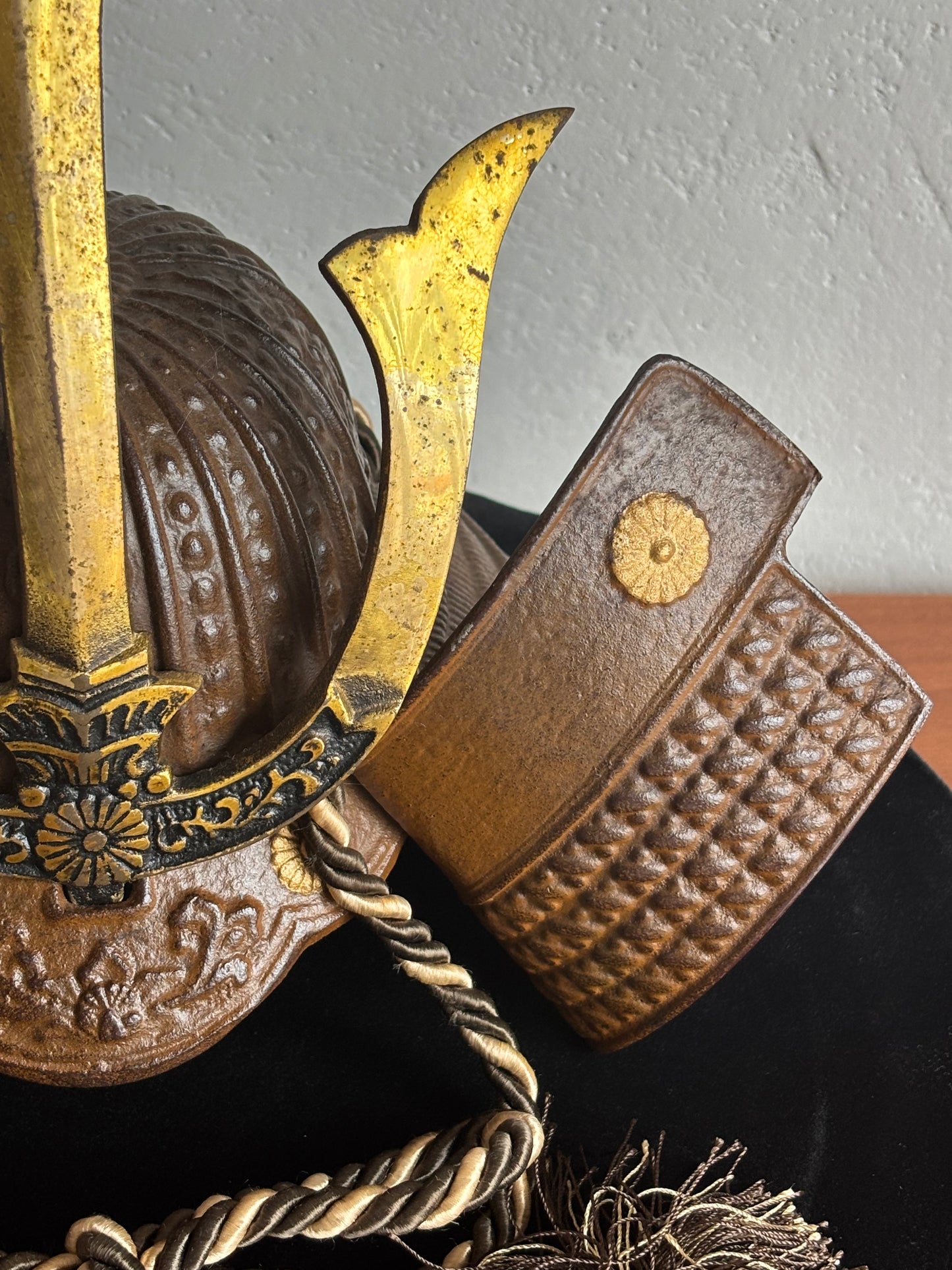 Miniatura di Elmo Kabuto in Ferro Fuso – Decorazione Samurai Tradizionale