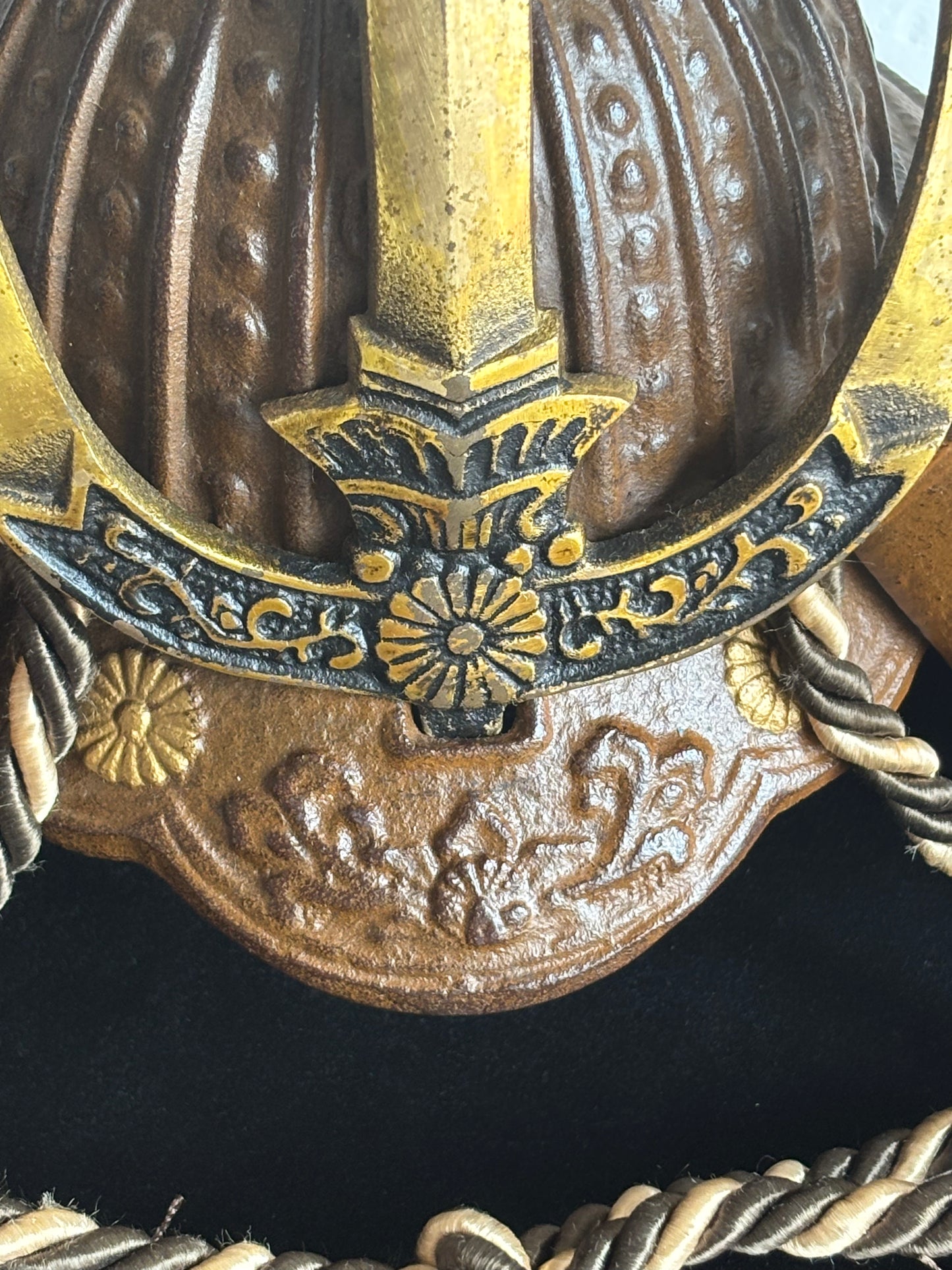 Miniatura di Elmo Kabuto in Ferro Fuso – Decorazione Samurai Tradizionale