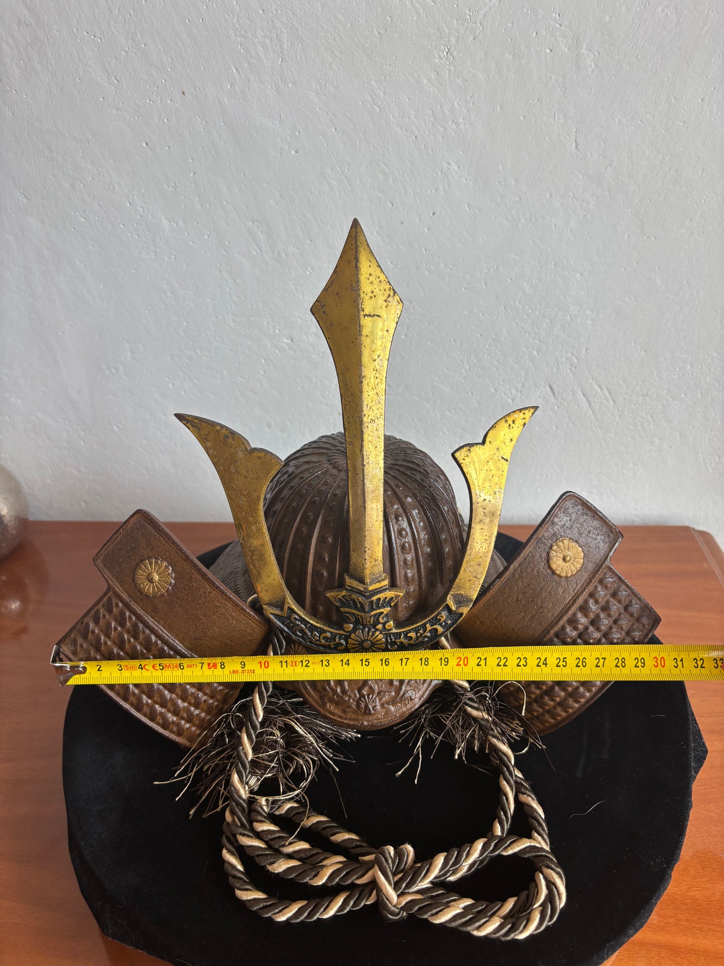 Miniatura di Elmo Kabuto in Ferro Fuso – Decorazione Samurai Tradizionale