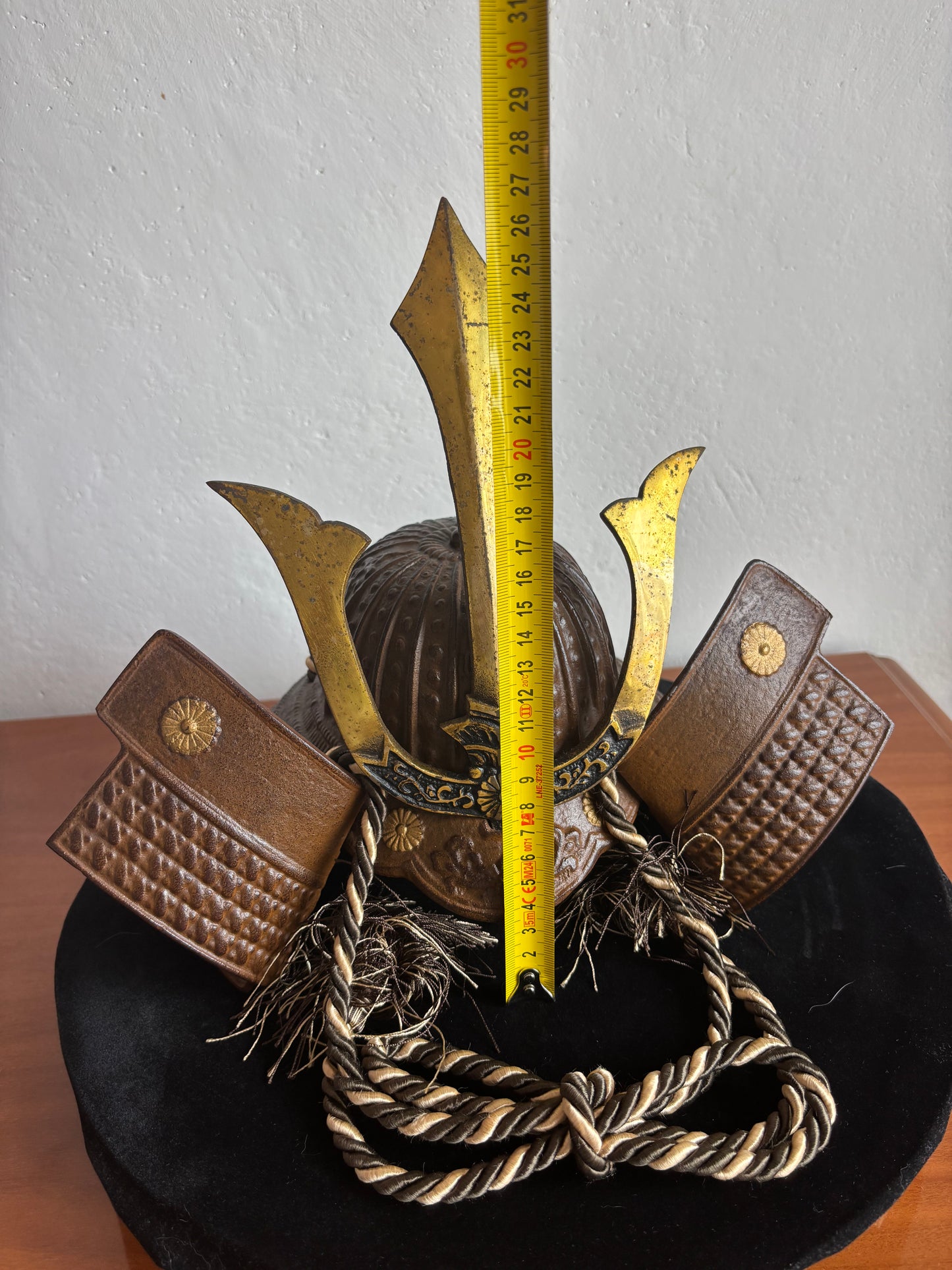 Miniatura di Elmo Kabuto in Ferro Fuso – Decorazione Samurai Tradizionale