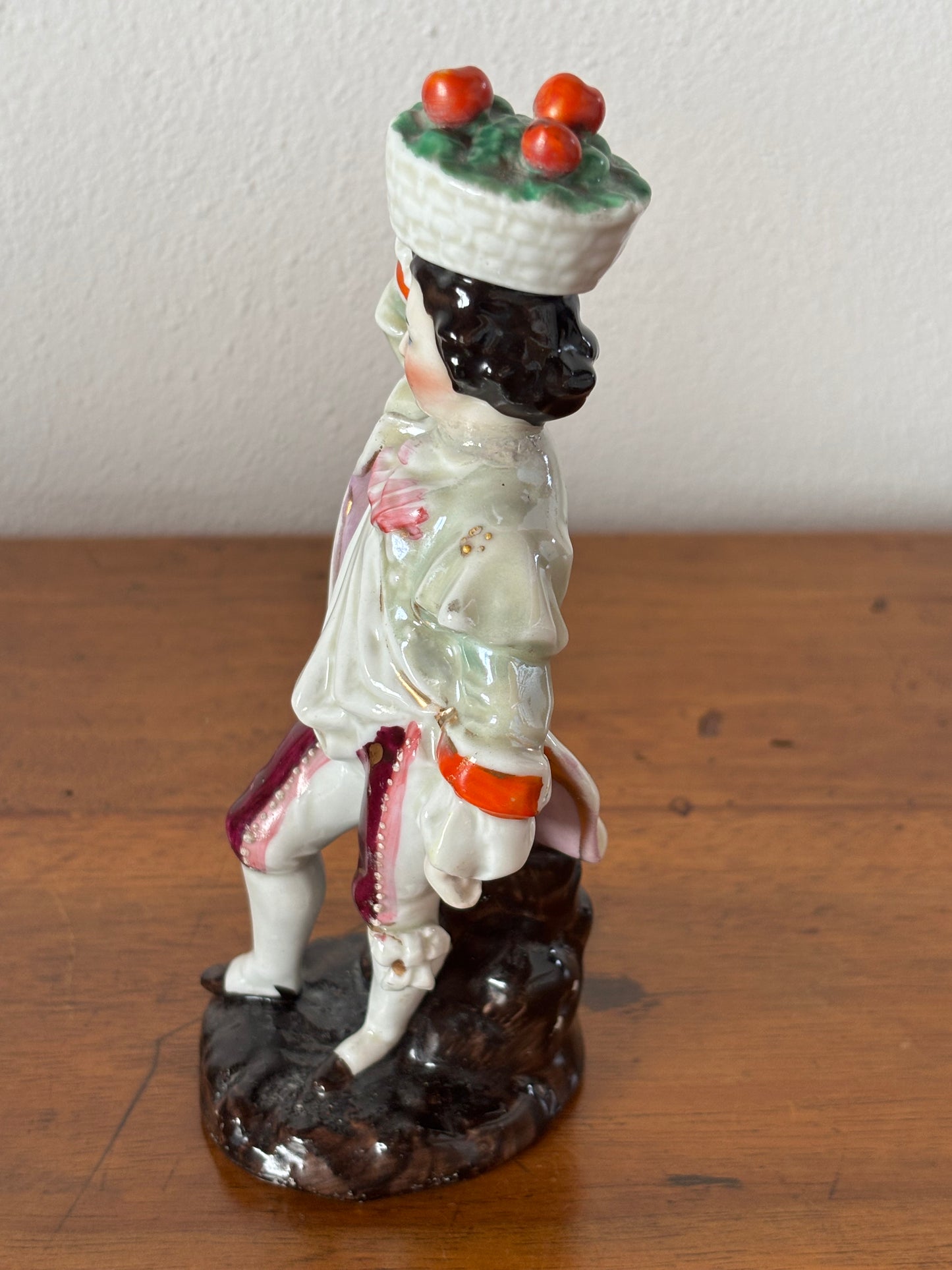 Porta Piuma in Ceramica Staffordshire – Giovane con Cesto