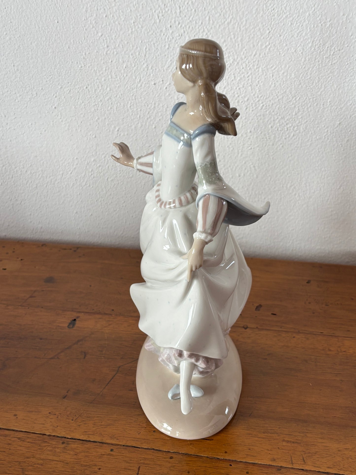 Statuina in ceramica Lladró – Cenerentola in abito da ballo, restaurata