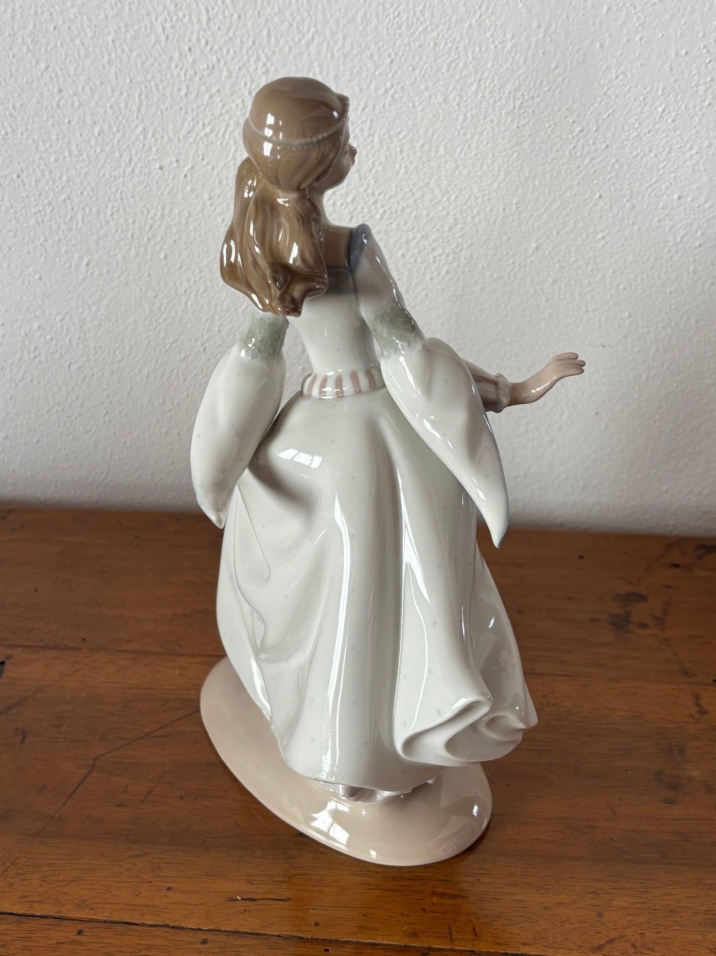Statuina in ceramica Lladró – Cenerentola in abito da ballo, restaurata