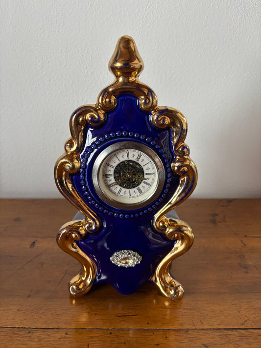 Orologio da tavolo vintage in blu cobalto con decorazioni dorate restaurate in foglia oro