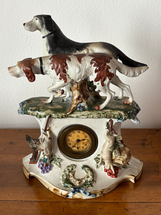 Orologio da caminetto in ceramica vintage – scena di caccia, restaurato
