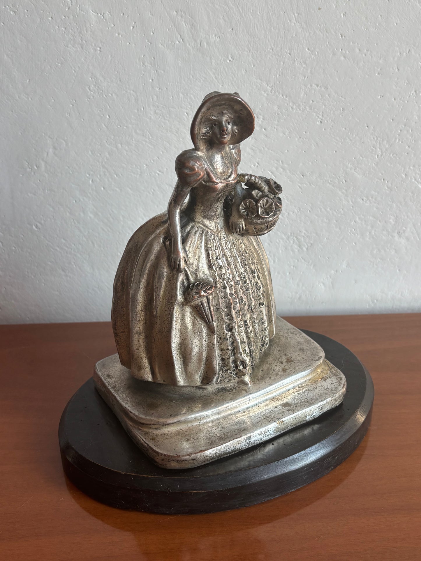 Italienische Statuette aus galvanisierter Keramik in Kupfer/Silber – weibliche Figur mit Blumen