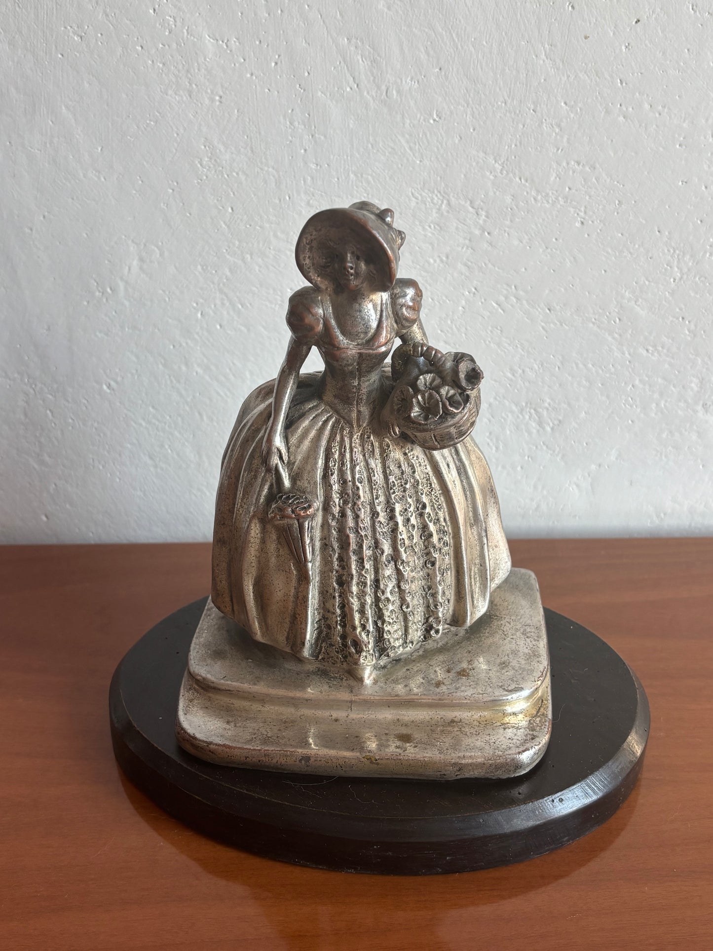 Italienische Statuette aus galvanisierter Keramik in Kupfer/Silber – weibliche Figur mit Blumen