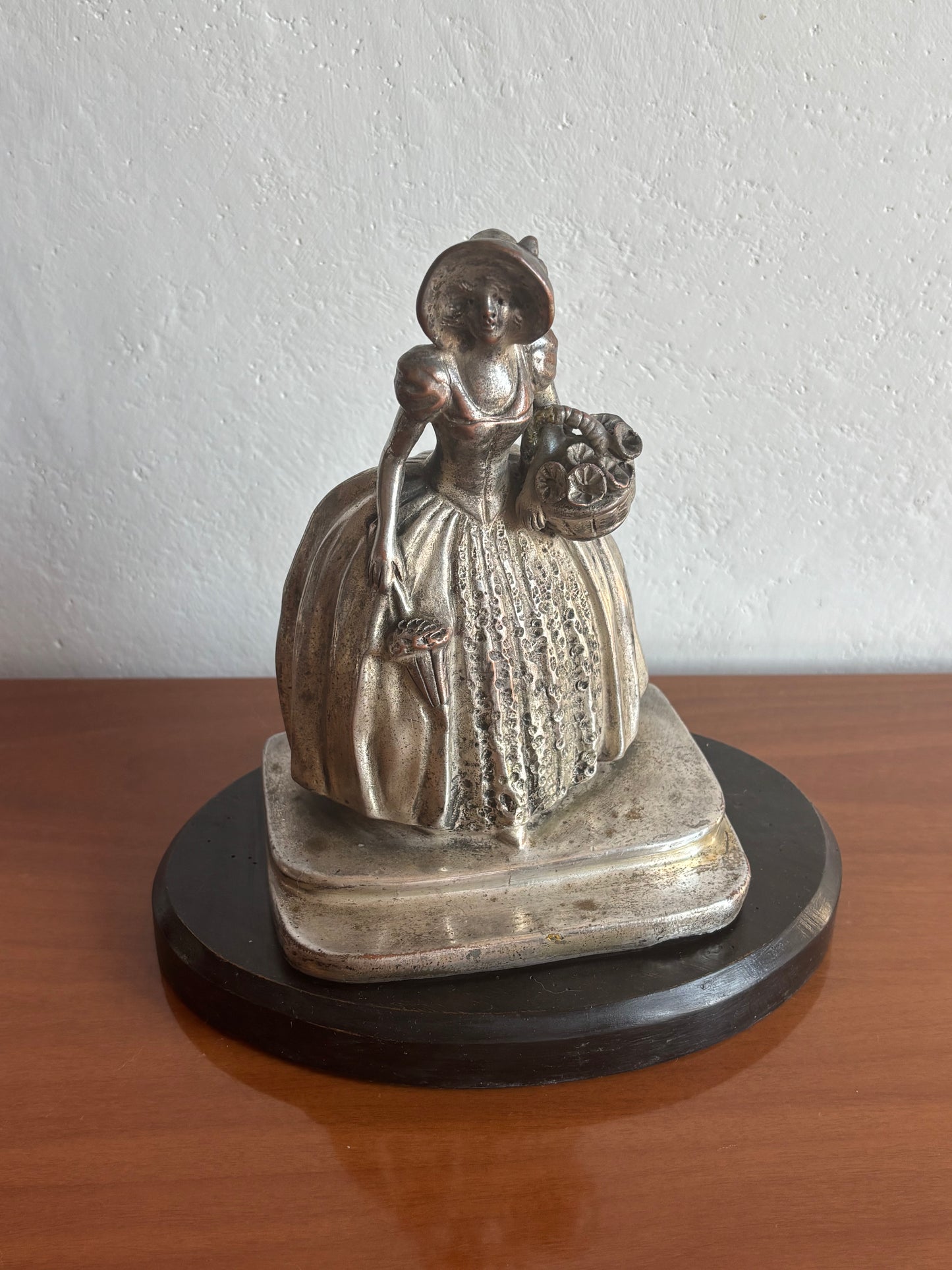 Italienische Statuette aus galvanisierter Keramik in Kupfer/Silber – weibliche Figur mit Blumen