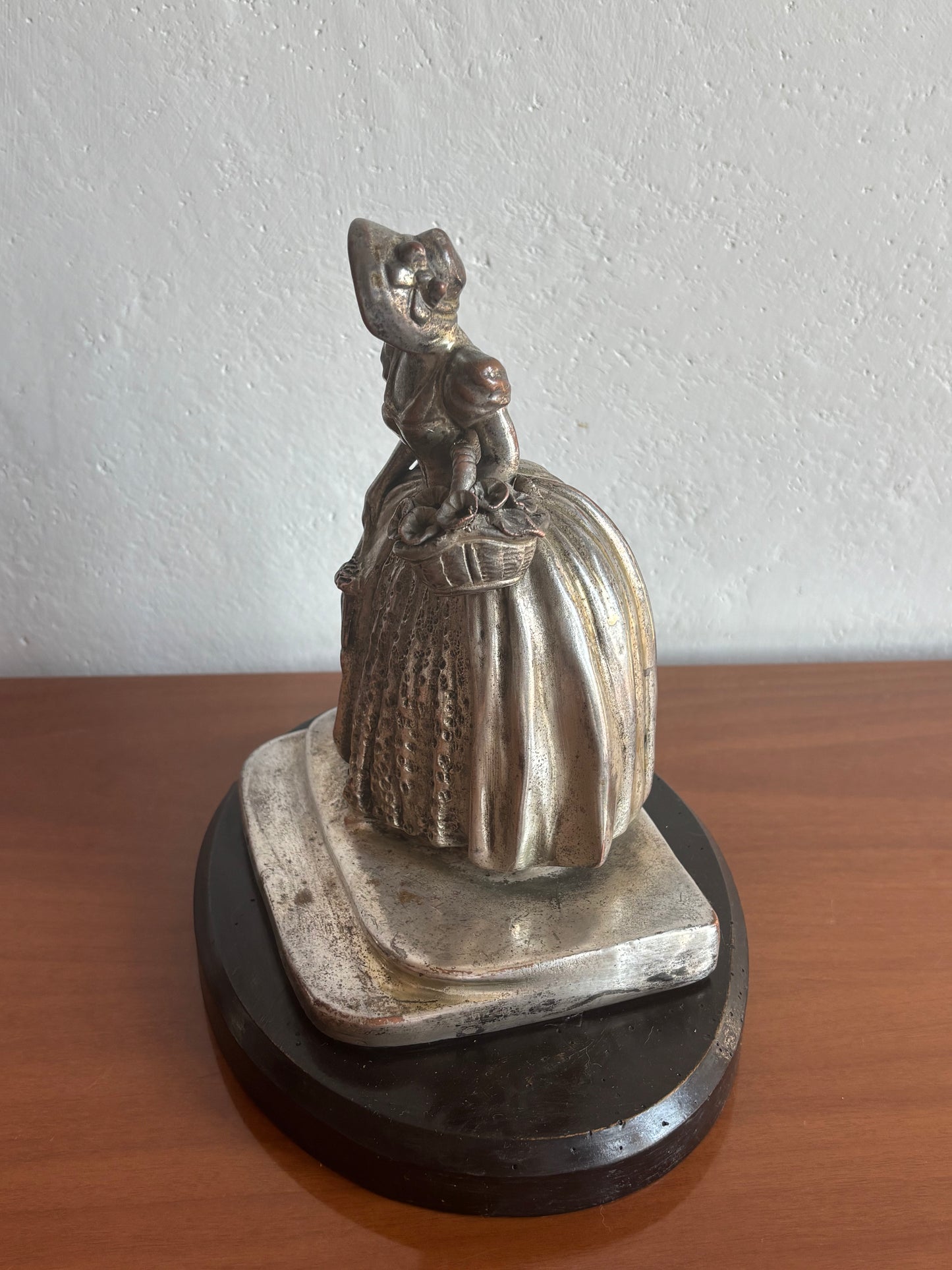 Italienische Statuette aus galvanisierter Keramik in Kupfer/Silber – weibliche Figur mit Blumen