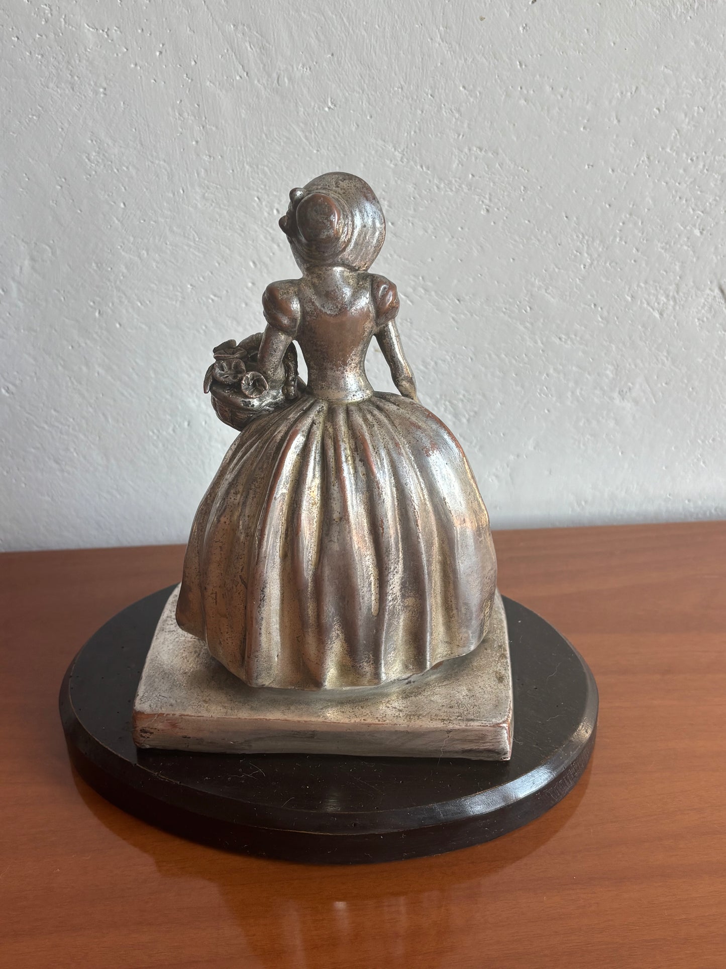 Italienische Statuette aus galvanisierter Keramik in Kupfer/Silber – weibliche Figur mit Blumen