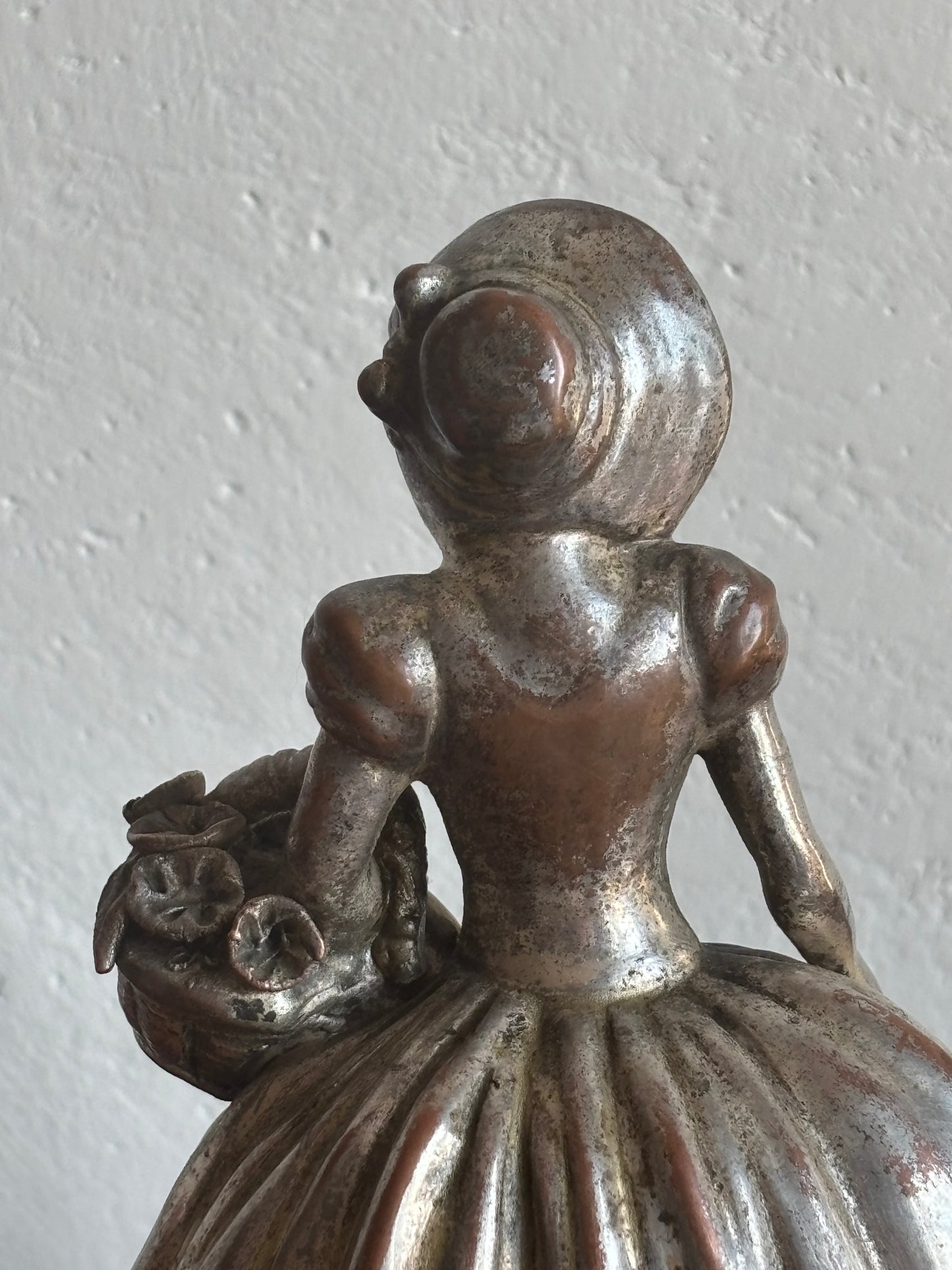 Italienische Statuette aus galvanisierter Keramik in Kupfer/Silber – weibliche Figur mit Blumen