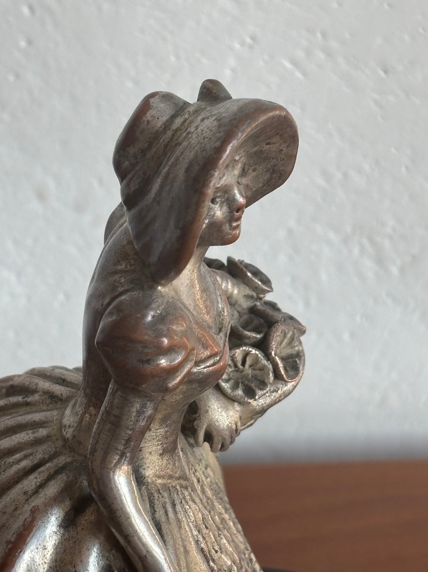 Italienische Statuette aus galvanisierter Keramik in Kupfer/Silber – weibliche Figur mit Blumen