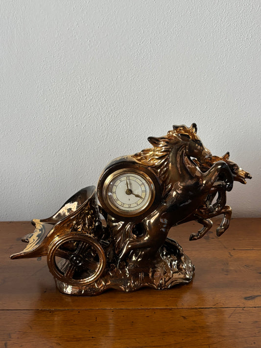 Orologio da tavolo in ceramica Anker anni ’40 – scena con cavalli rampanti, restaurato