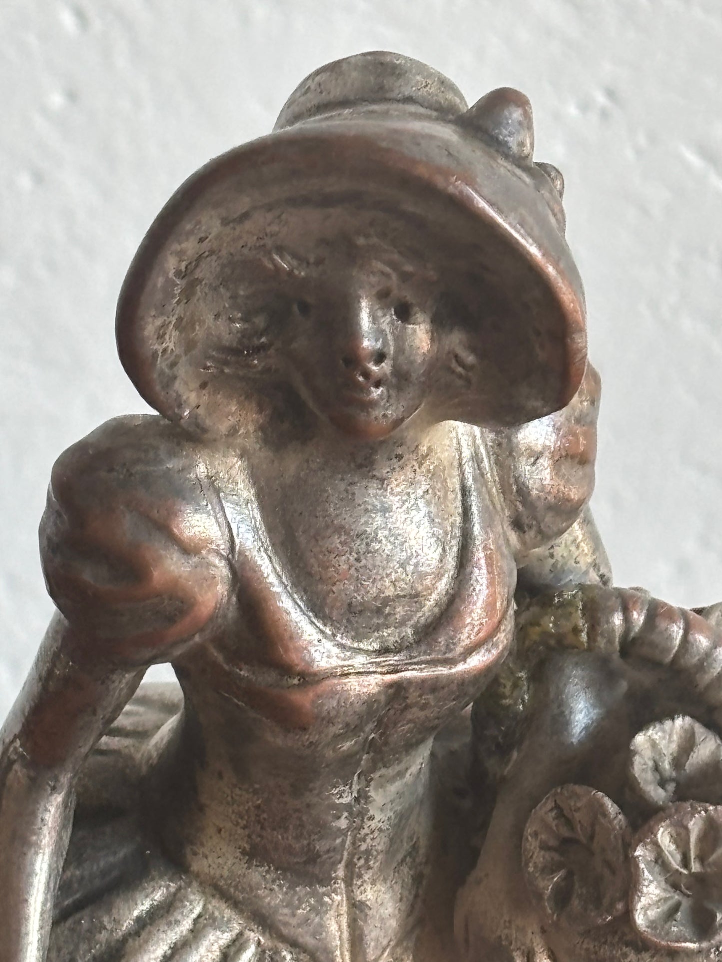 Italienische Statuette aus galvanisierter Keramik in Kupfer/Silber – weibliche Figur mit Blumen