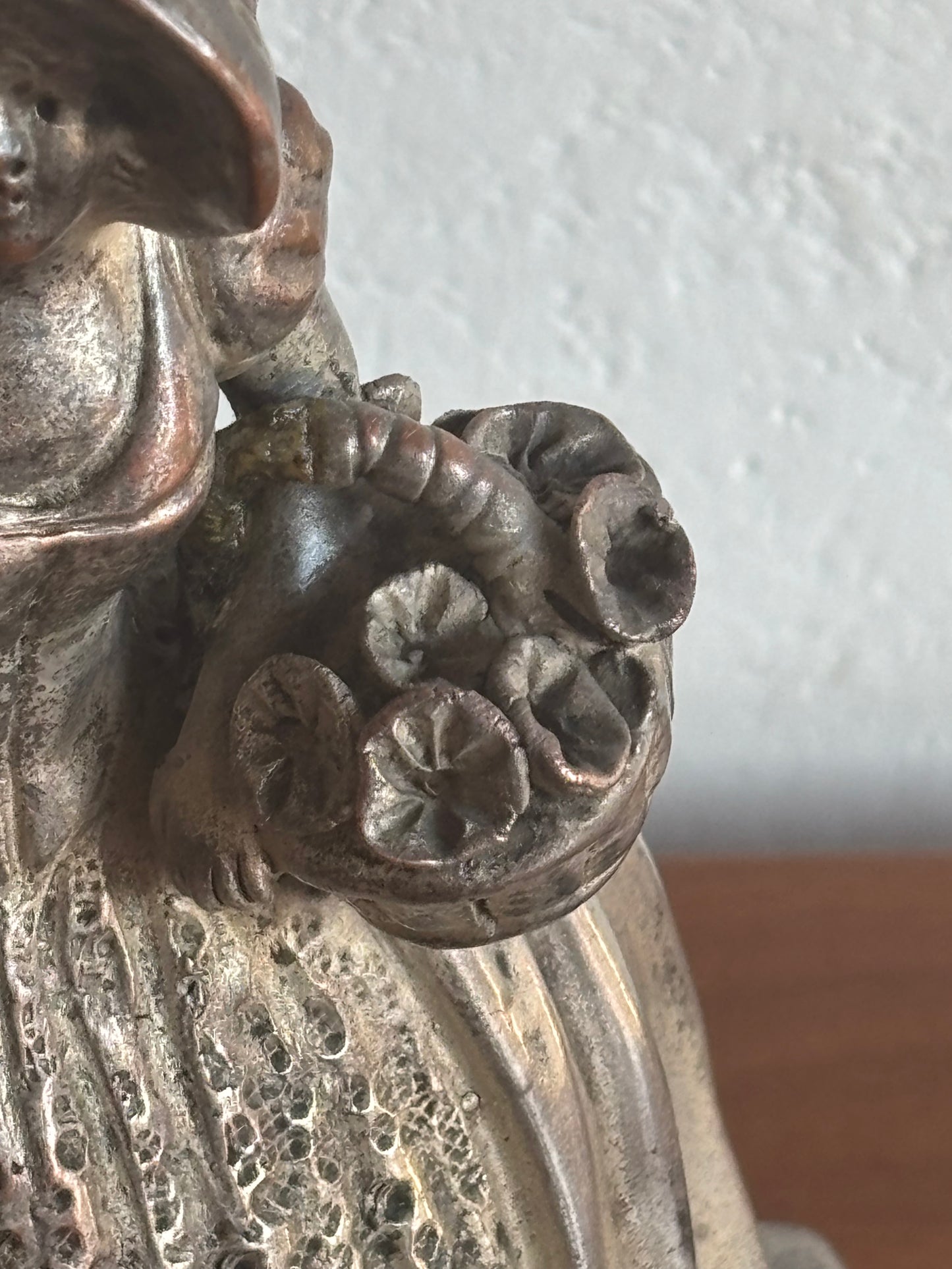 Italienische Statuette aus galvanisierter Keramik in Kupfer/Silber – weibliche Figur mit Blumen