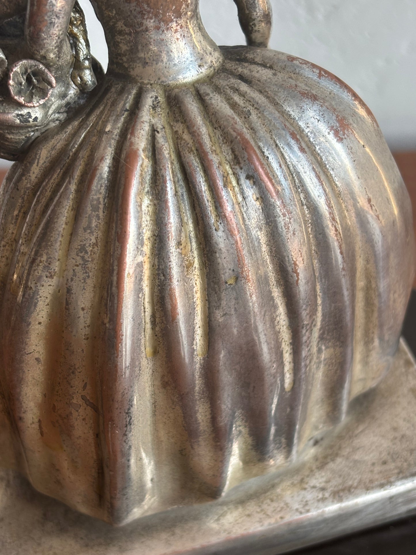 Italienische Statuette aus galvanisierter Keramik in Kupfer/Silber – weibliche Figur mit Blumen