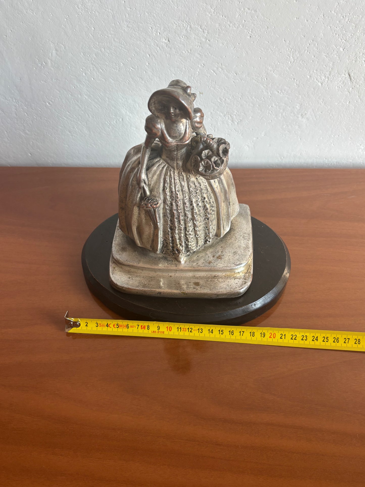 Italienische Statuette aus galvanisierter Keramik in Kupfer/Silber – weibliche Figur mit Blumen