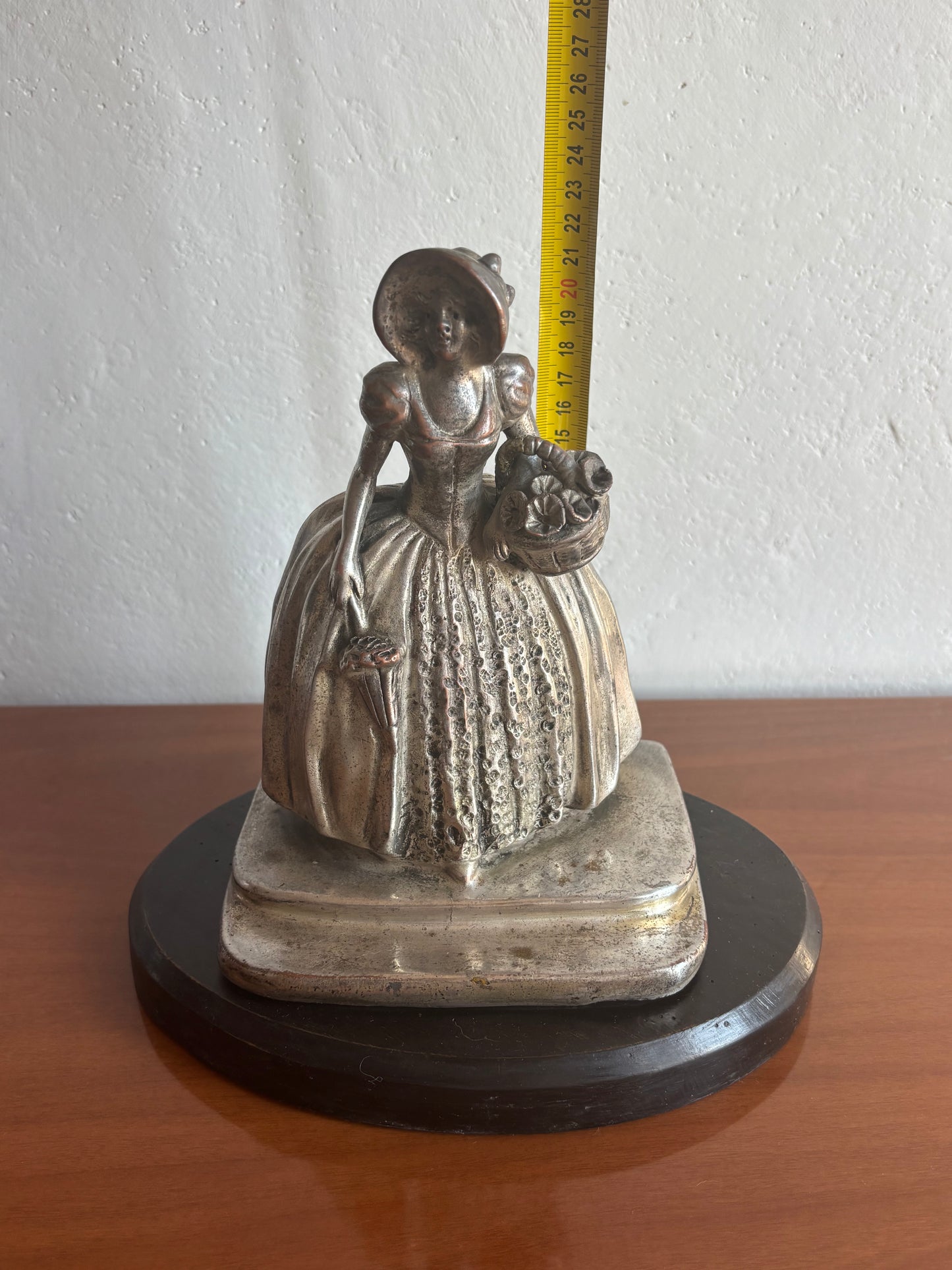 Italienische Statuette aus galvanisierter Keramik in Kupfer/Silber – weibliche Figur mit Blumen