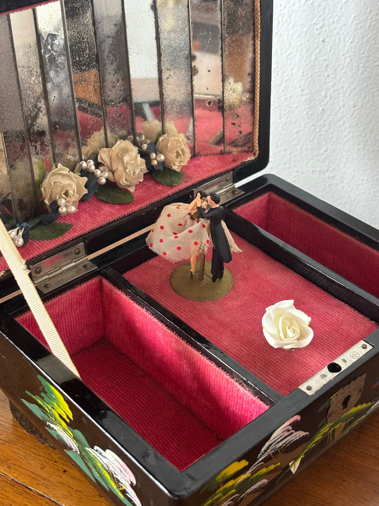 Portagioie giapponese vintage con carillon funzionante – coppia danzante e fiori